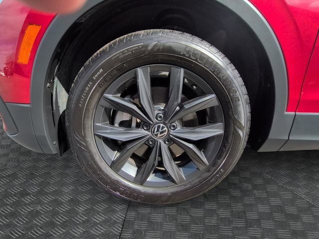 Used 2024 Volkswagen Tiguan SE w/ Panoramic Sunroof Package image 12