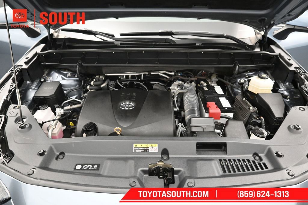 Used 2022 Toyota Highlander XLE AWD/4WD image 40