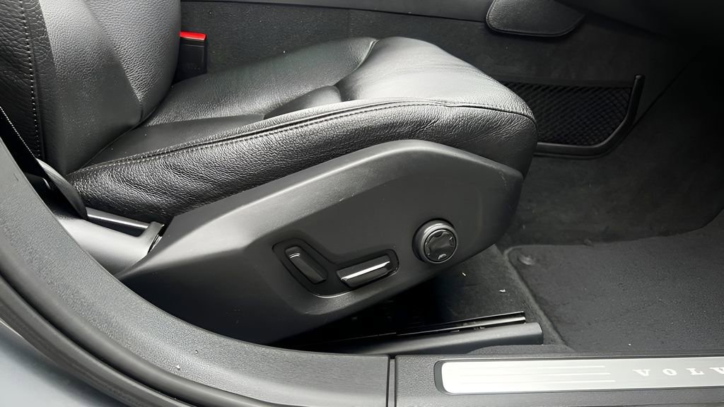 Used 2017 Volvo S90 T5 Momentum w/ Vision Package image 28