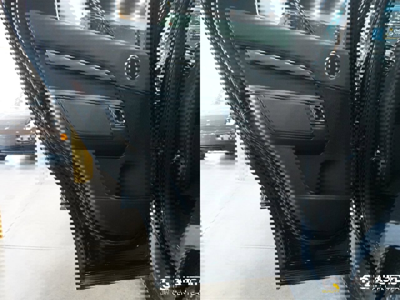 Used 2017 Land Rover Discovery HSE image 12