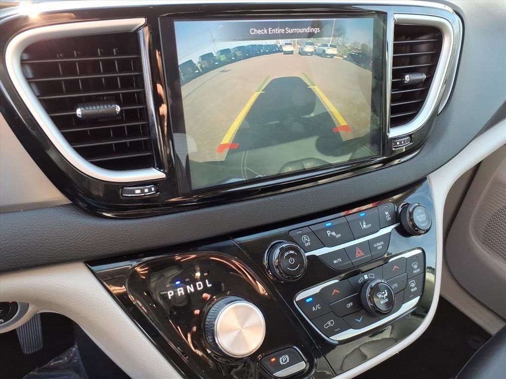 Used 2024 Chrysler Pacifica Touring-L image 24
