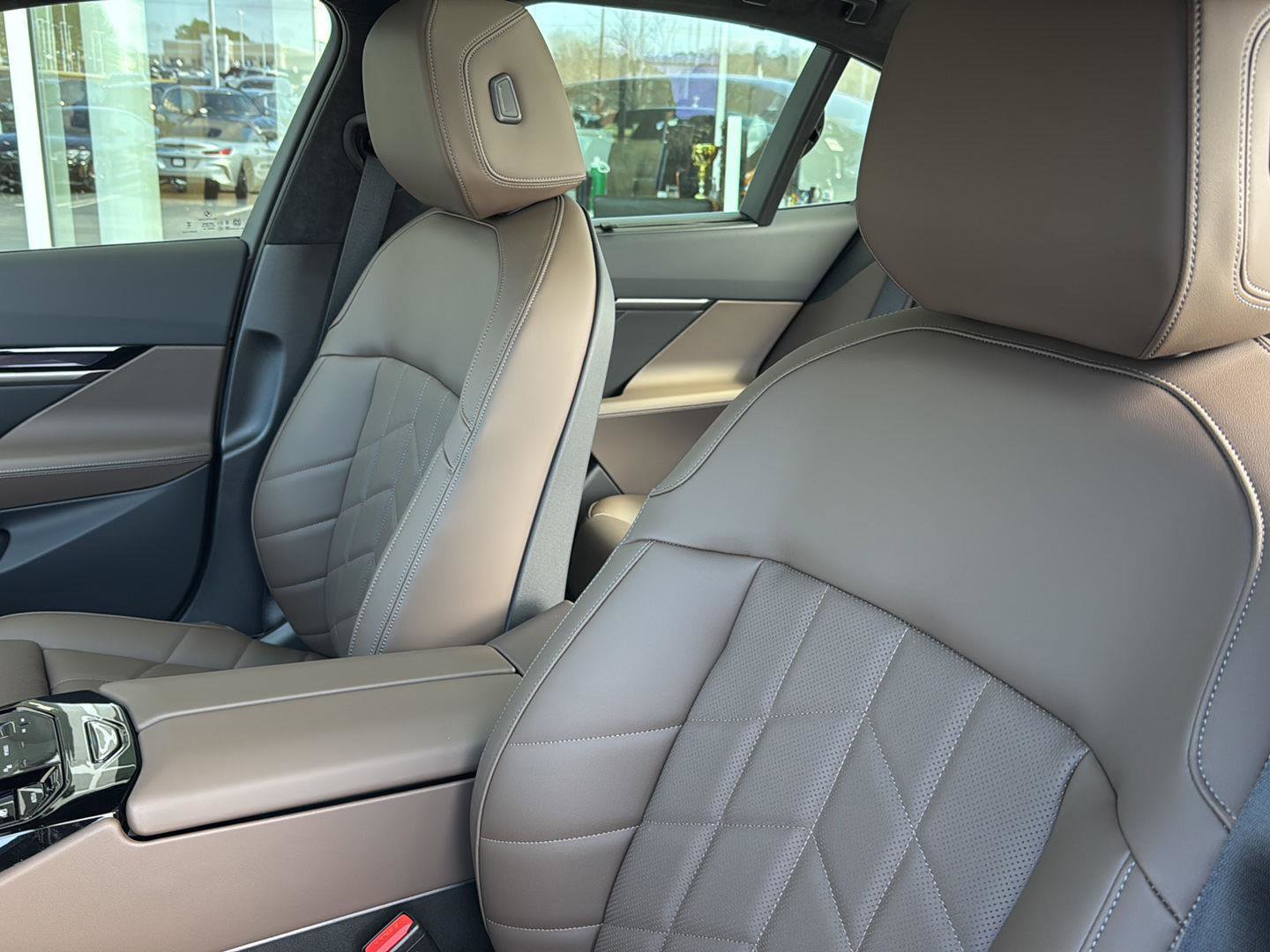 New 2026 BMW 550e xDrive w/ Executive Package image 26