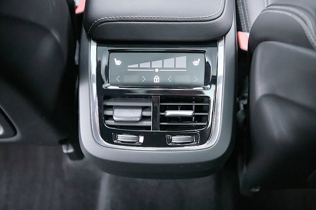 Certified 2023 Volvo XC60 B6 Ultimate w/ Protection Package Premier image 23