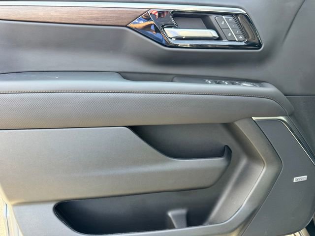 Used 2025 Chevrolet Suburban High Country image 16