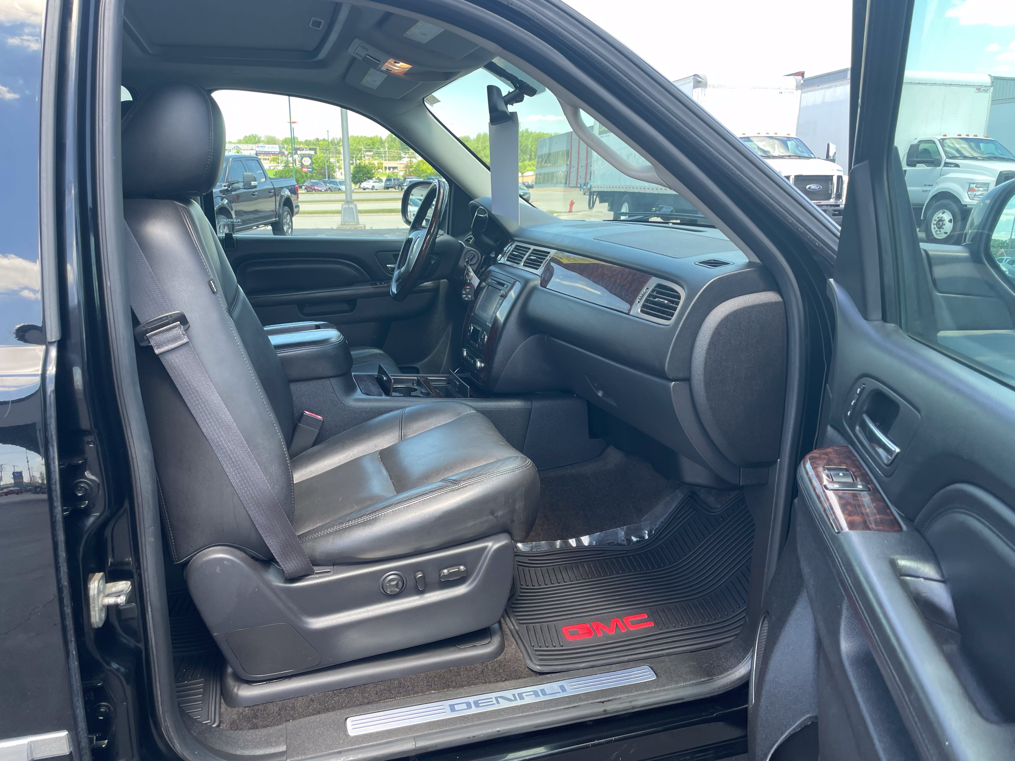 Used 2014 GMC Yukon Denali AWD/4WD image 32