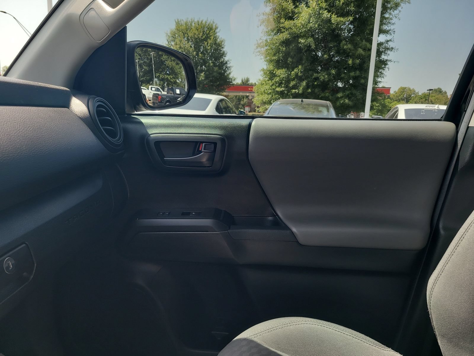 Used 2022 Toyota Tacoma SR AWD/4WD image 28