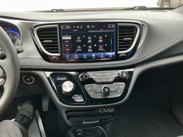 Used 2023 Chrysler Pacifica Touring FWD image 7