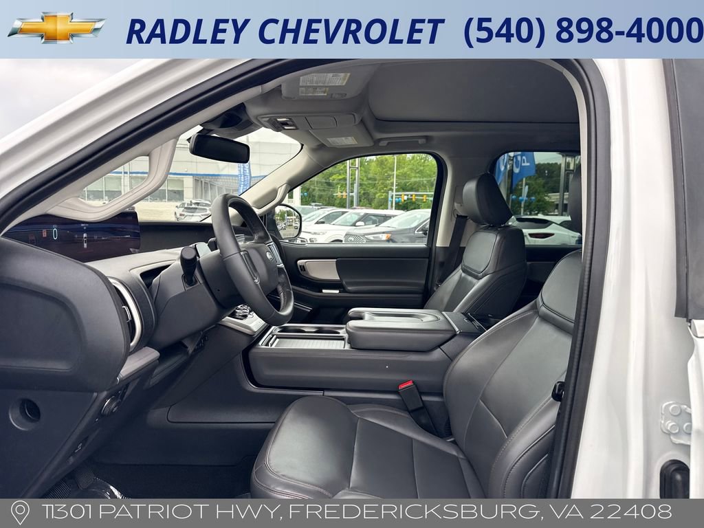 Used 2025 Ford Expedition Active AWD/4WD image 3