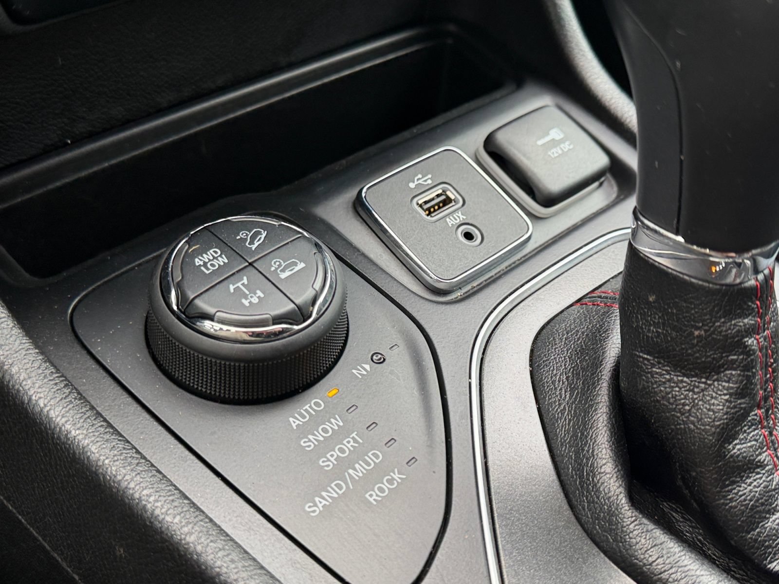 Used 2019 Jeep Cherokee Trailhawk w/ Cold Weather Group AWD/4WD image 26