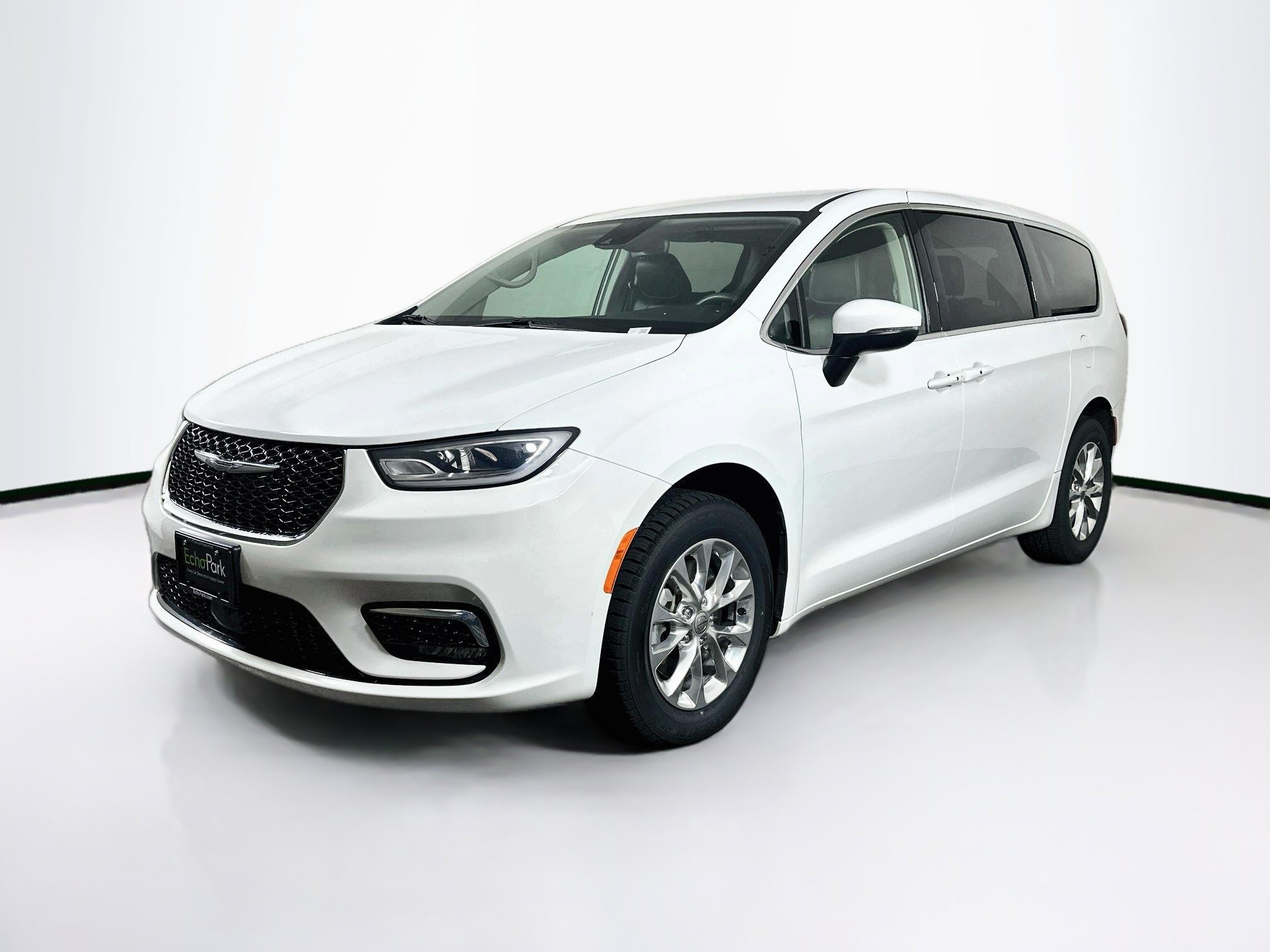 Used 2023 Chrysler Pacifica Touring-L AWD/4WD image 3