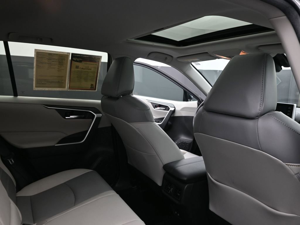 Used 2021 Toyota RAV4 XLE Premium image 17