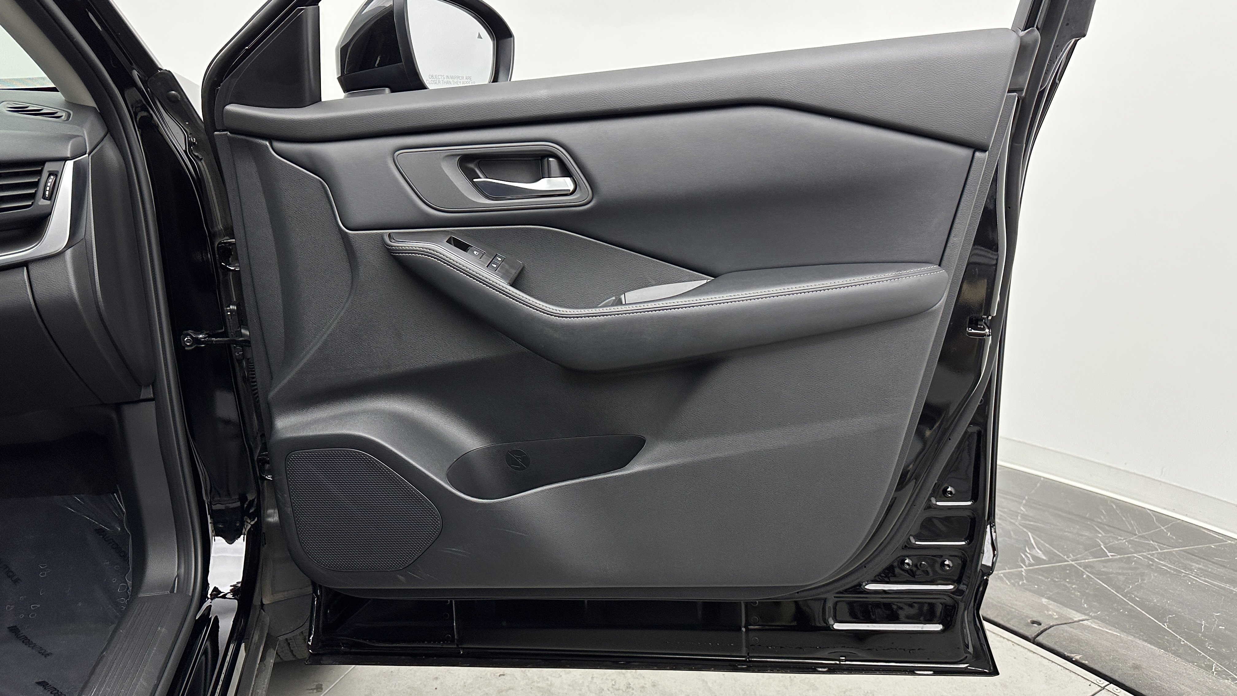 Used 2025 Nissan Rogue SV image 34