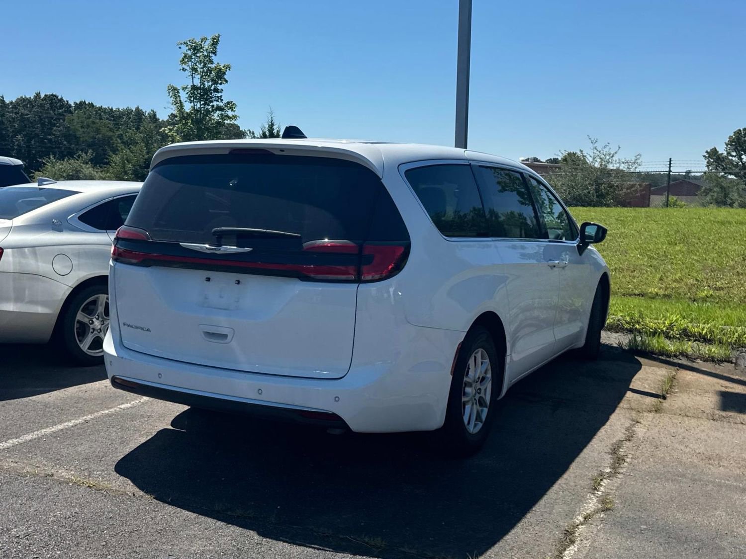 Used 2024 Chrysler Pacifica Touring-L FWD image 5