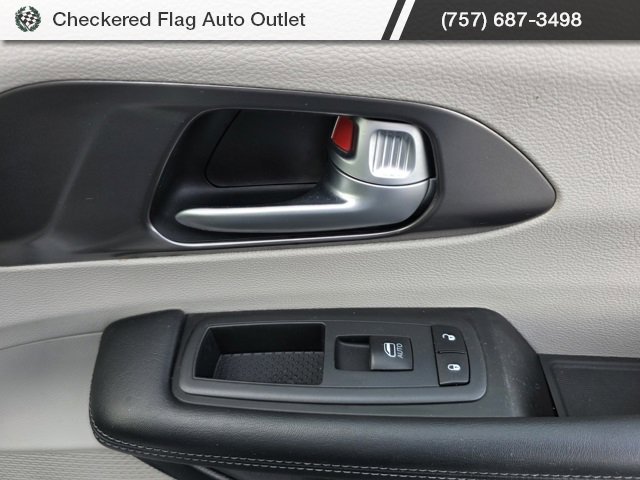 Used 2018 Chrysler Pacifica Limited image 46