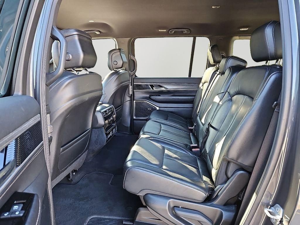 Used 2023 Jeep Wagoneer Series III w/ Preferred Equipment Group image 10