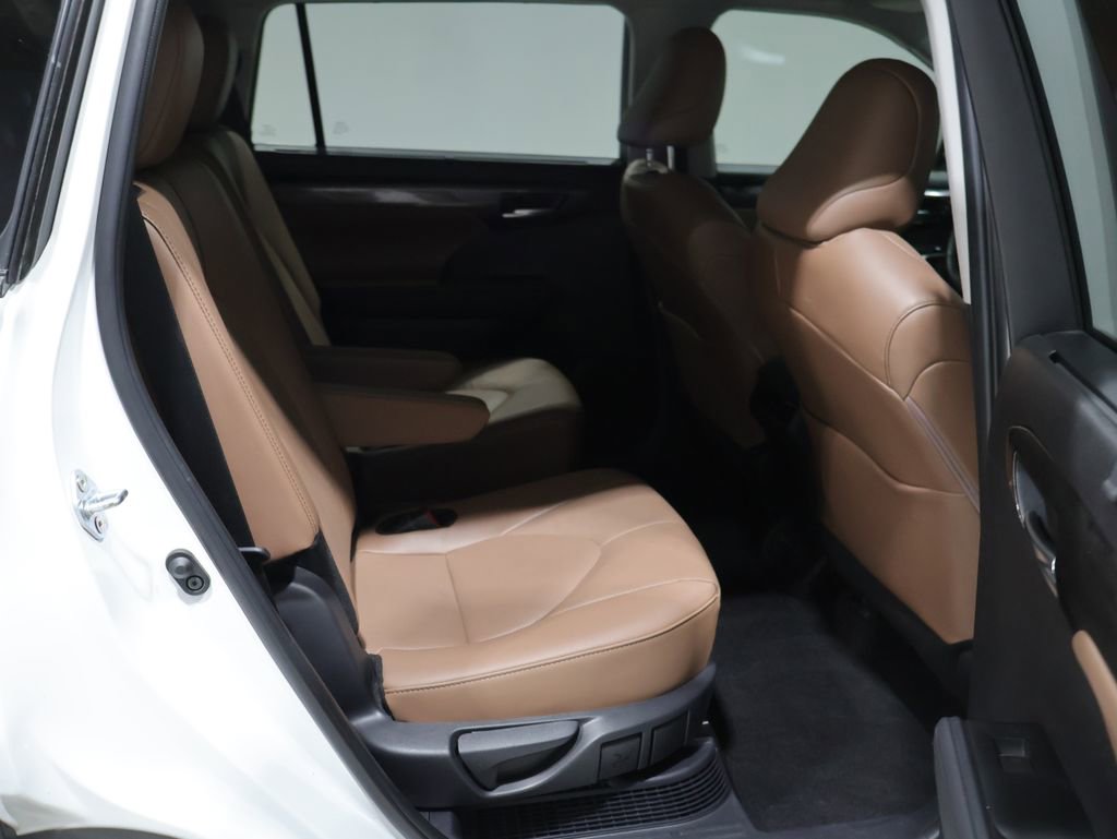 Used 2025 Toyota Highlander Limited AWD/4WD image 20