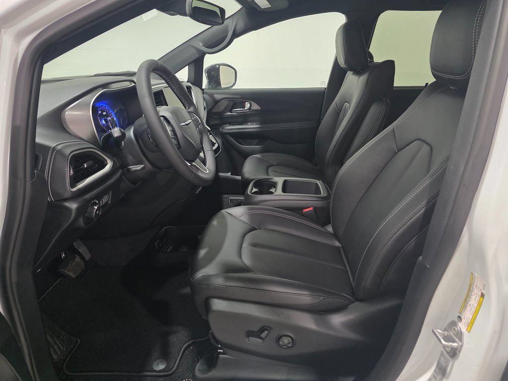 New 2026 Chrysler Pacifica Select FWD image 16