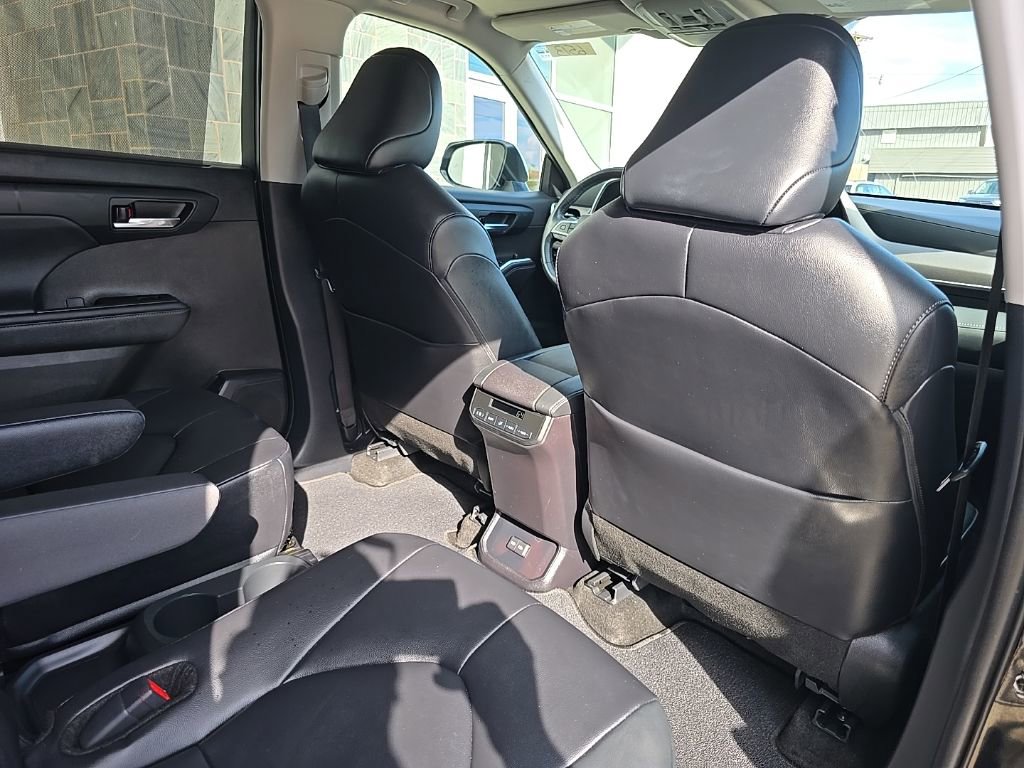Used 2024 Toyota Highlander XLE image 33