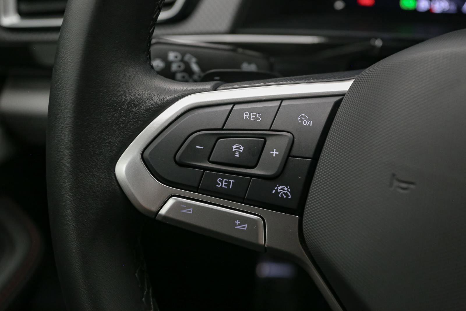 Certified 2025 Volkswagen Atlas Peak Edition SE AWD/4WD image 40