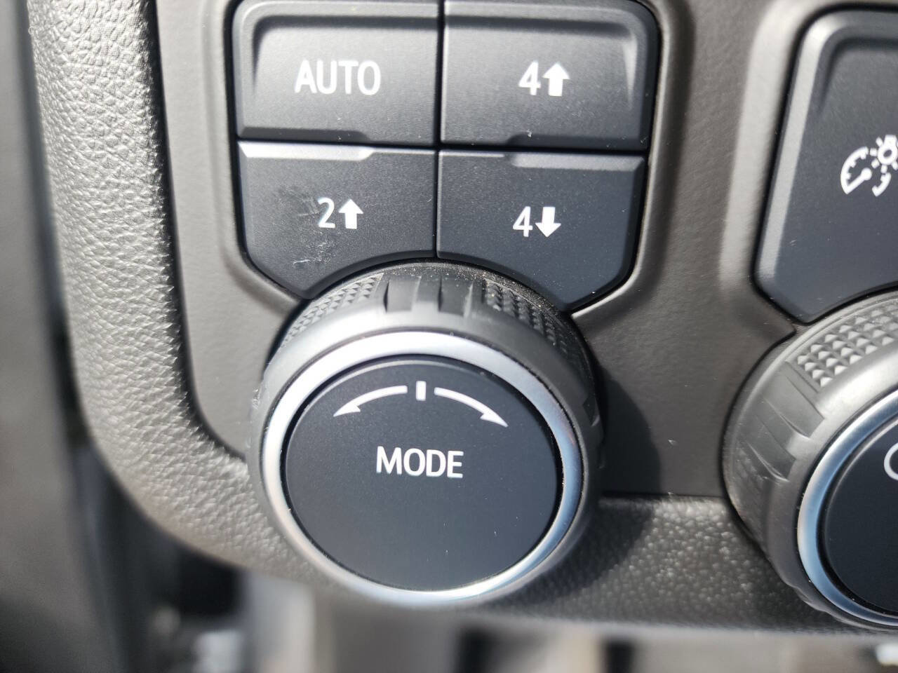 Used 2023 Chevrolet Suburban Premier image 32