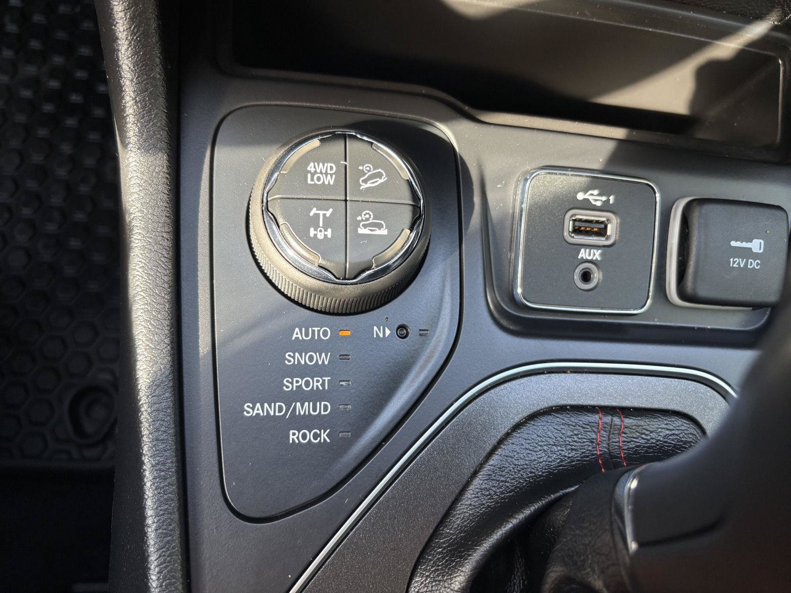 Used 2020 Jeep Cherokee Trailhawk w/ Cold Weather Group AWD/4WD image 29