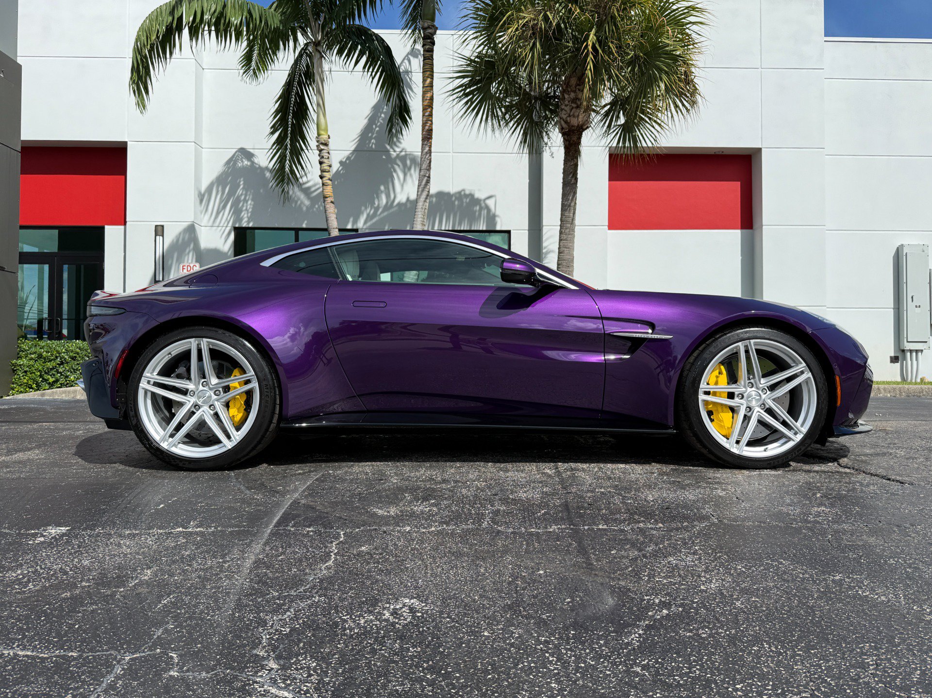 Used 2025 Aston Martin V8 Vantage Coupe RWD image 2