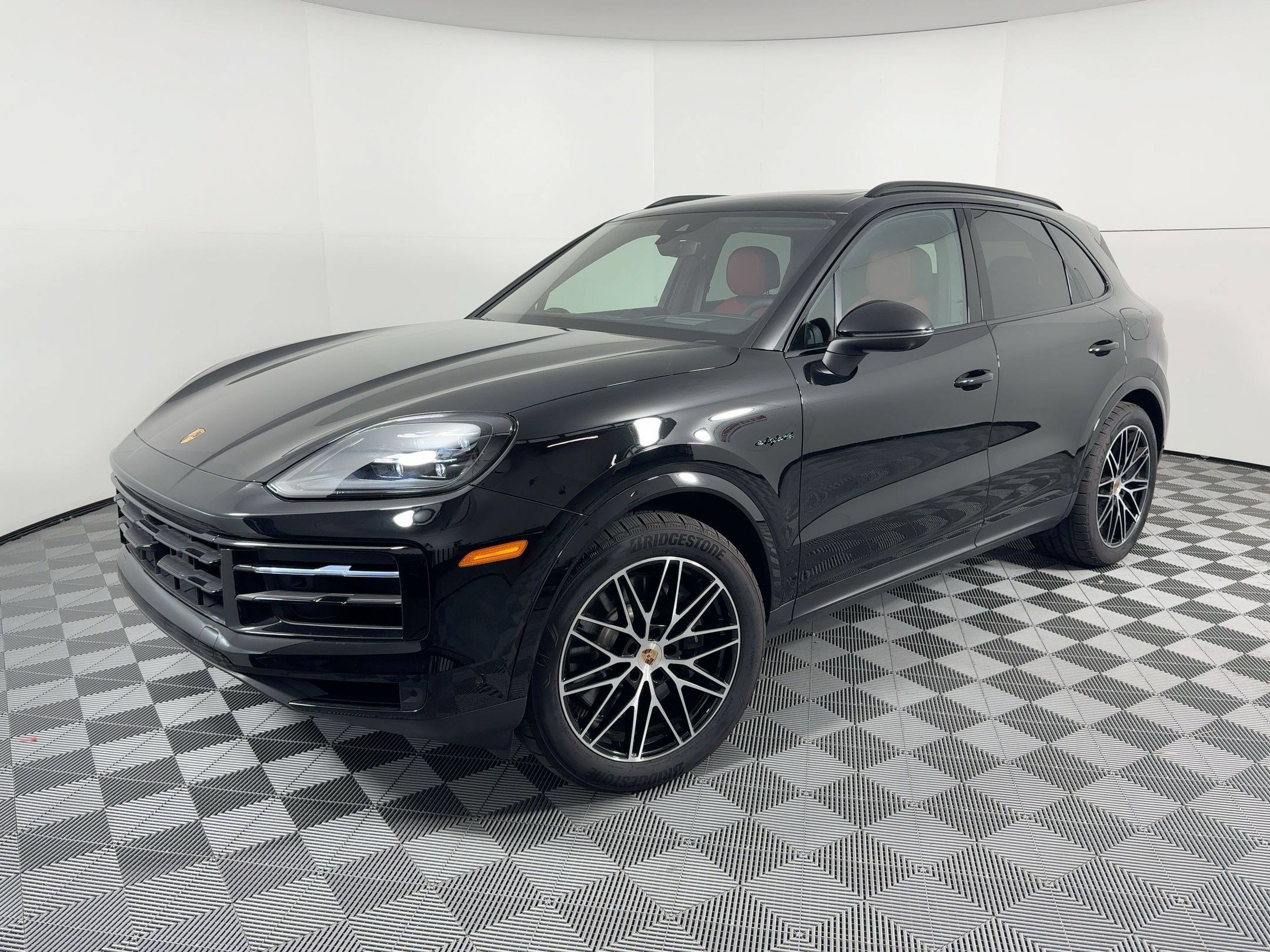 Certified 2025 Porsche Cayenne E-Hybrid AWD/4WD image 1
