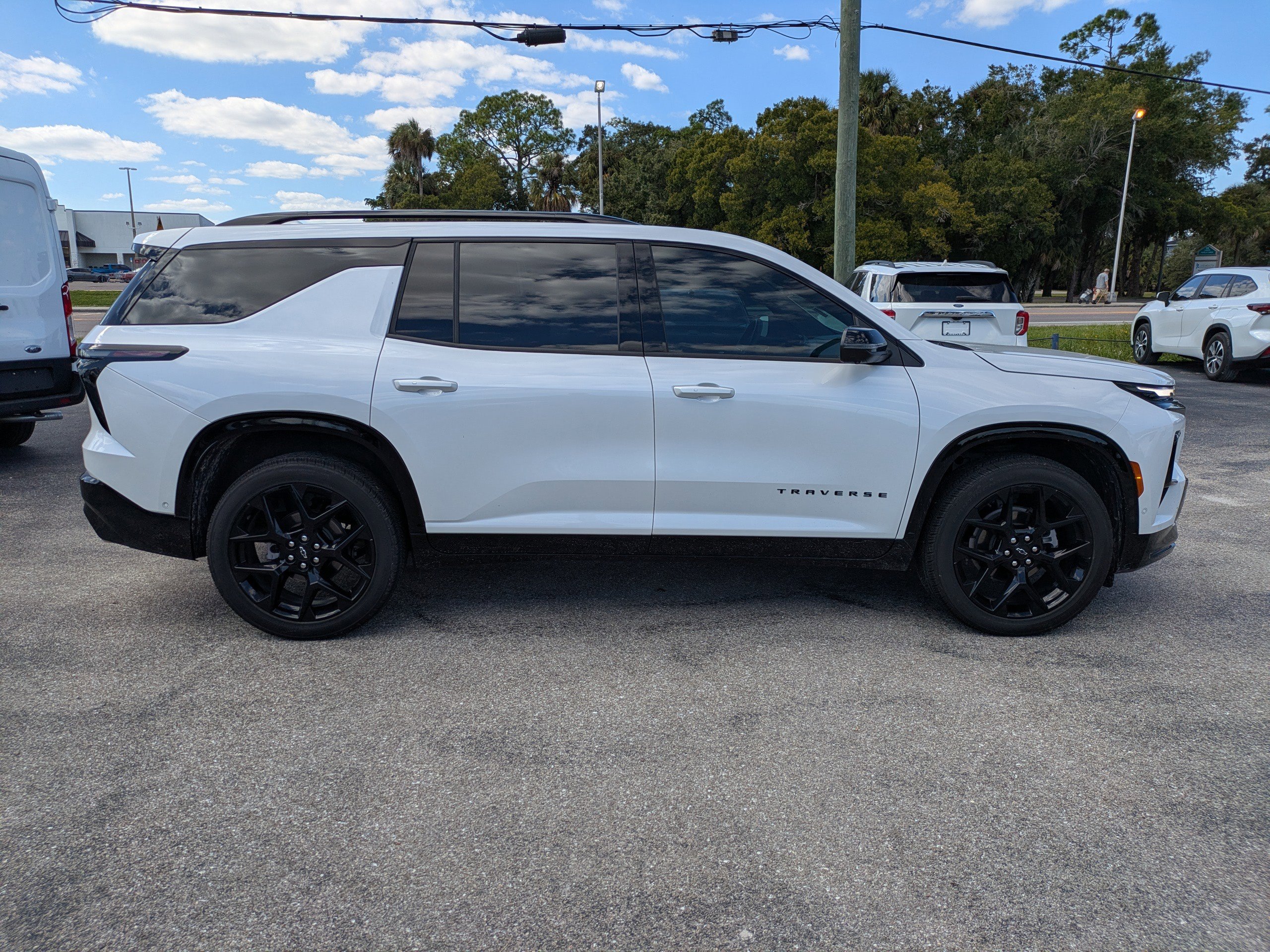 Used 2024 Chevrolet Traverse RS image 3