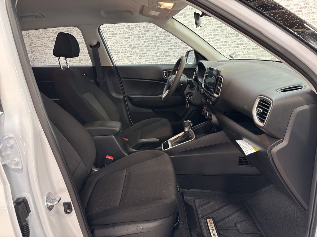 Used 2025 Hyundai Venue SE image 11