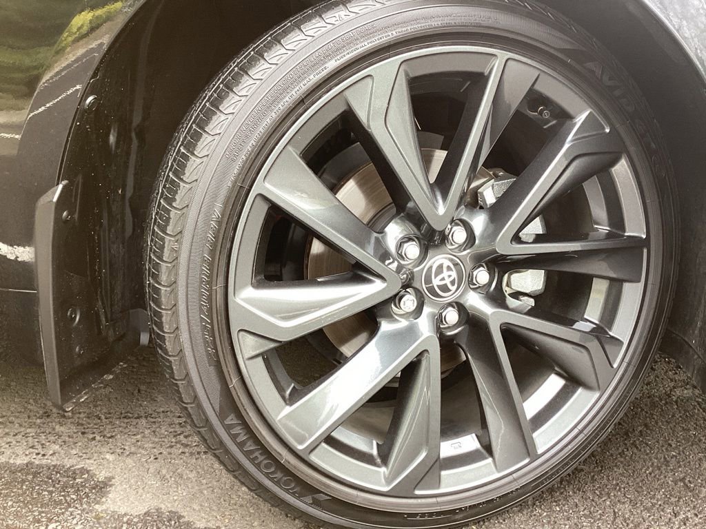 Used 2025 Toyota Corolla SE w/ SE Premium Package image 6