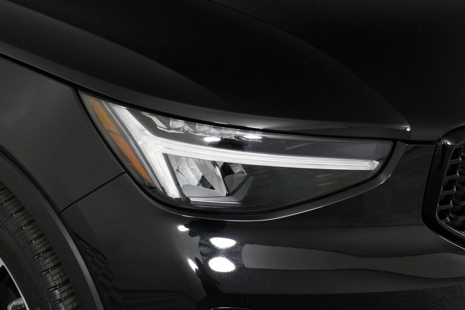Certified 2025 Volvo XC40 B5 Plus AWD/4WD image 26
