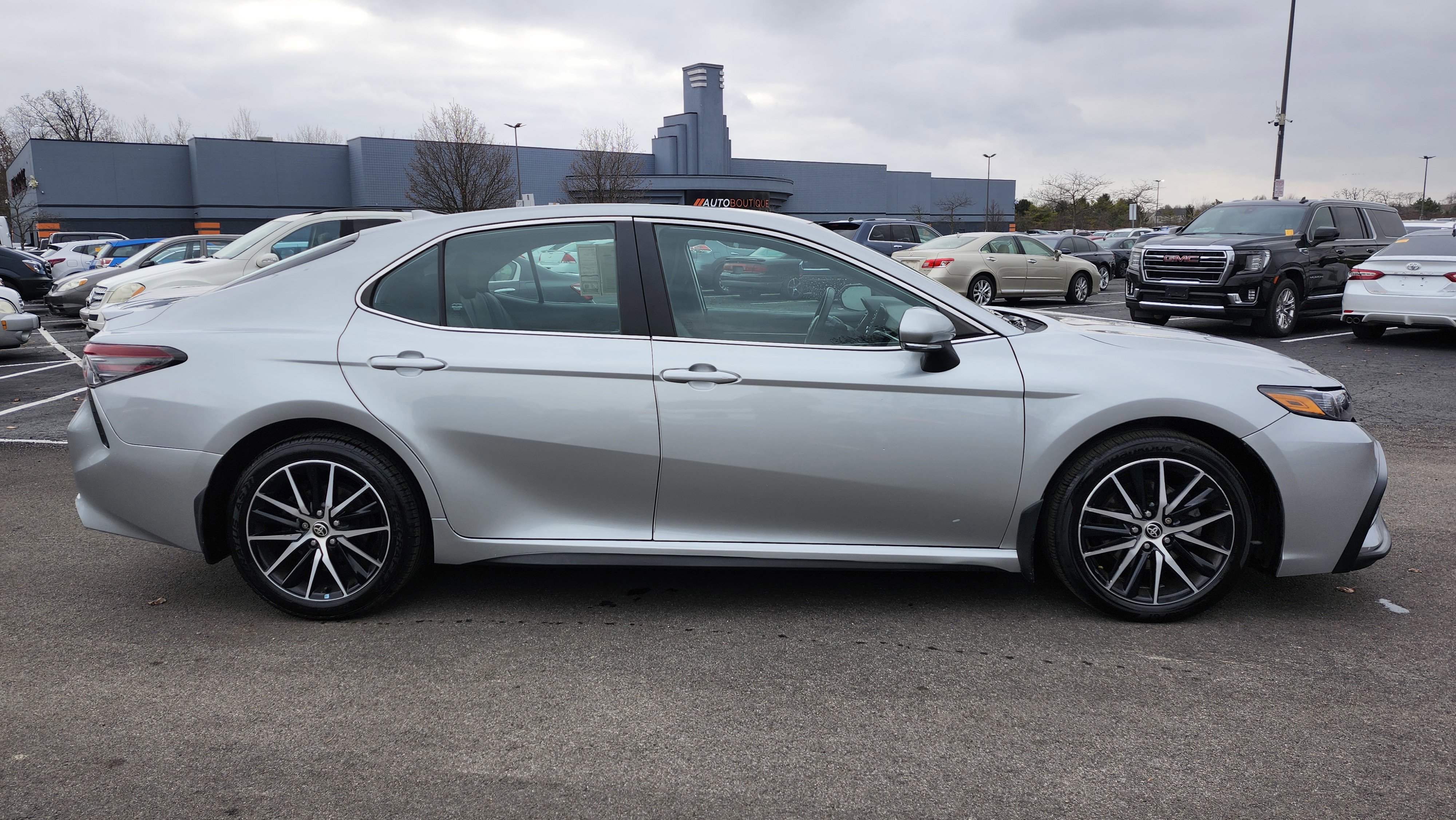 Used 2023 Toyota Camry SE image 18
