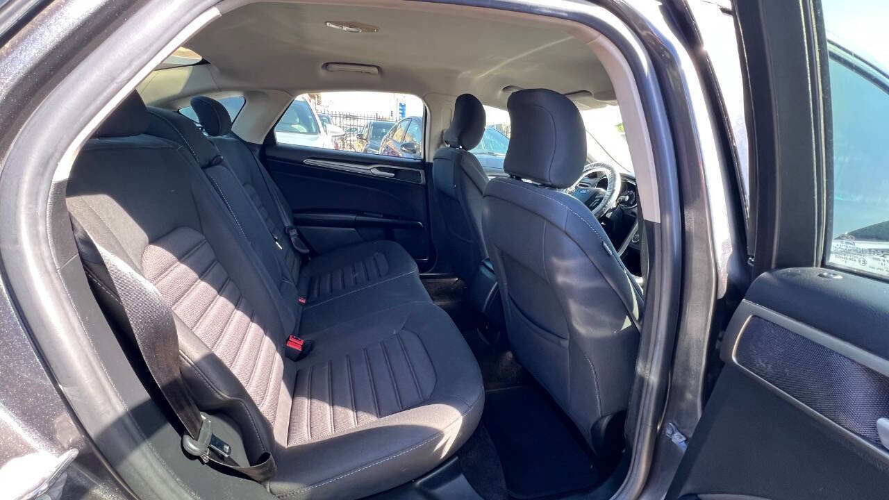 Used 2017 Ford Fusion SE image 22