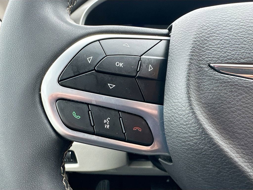 Used 2024 Chrysler Pacifica Touring-L image 9