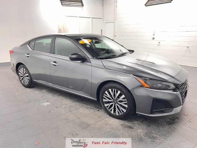 Used 2025 Nissan Altima 2.5 SV FWD image 3