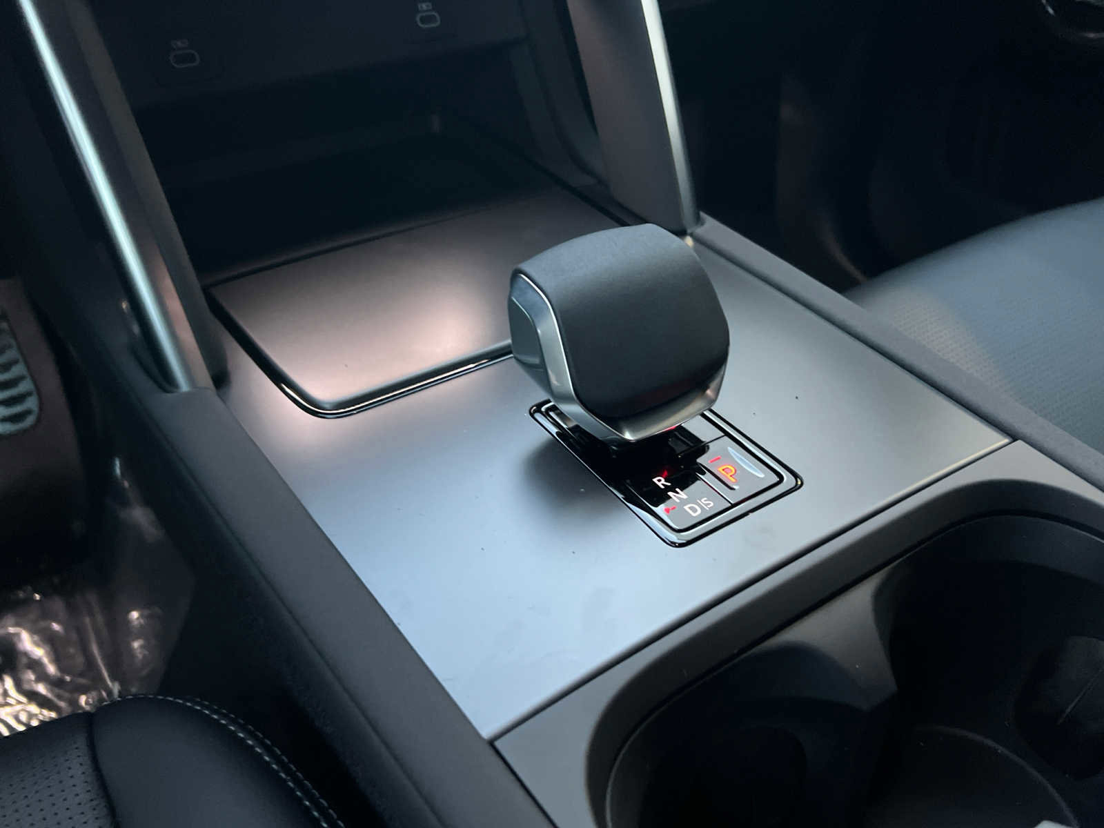 Used 2025 Land Rover Discovery Sport Dynamic SE image 9