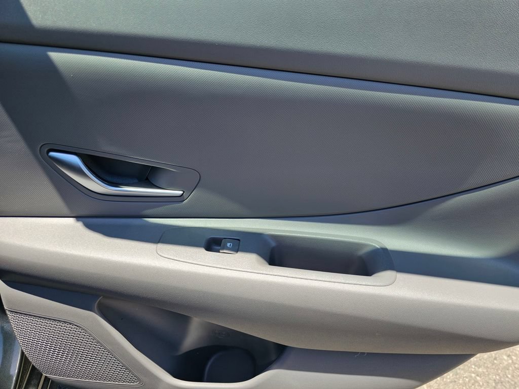 Certified 2025 Hyundai Elantra SE FWD image 14