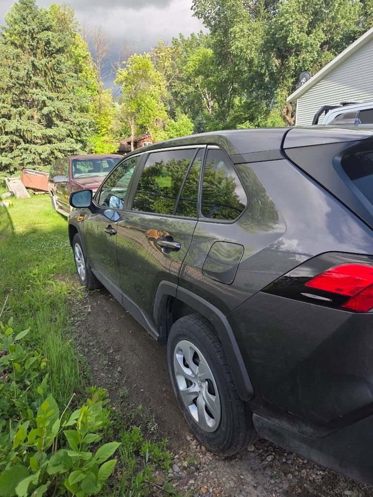 Used 2023 Toyota RAV4 LE AWD/4WD image 4