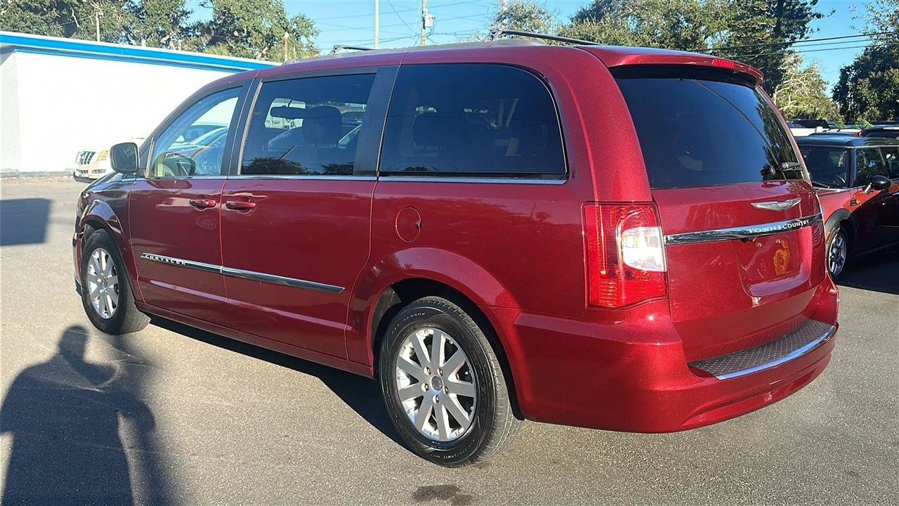 Used 2016 Chrysler Town & Country Touring FWD image 12
