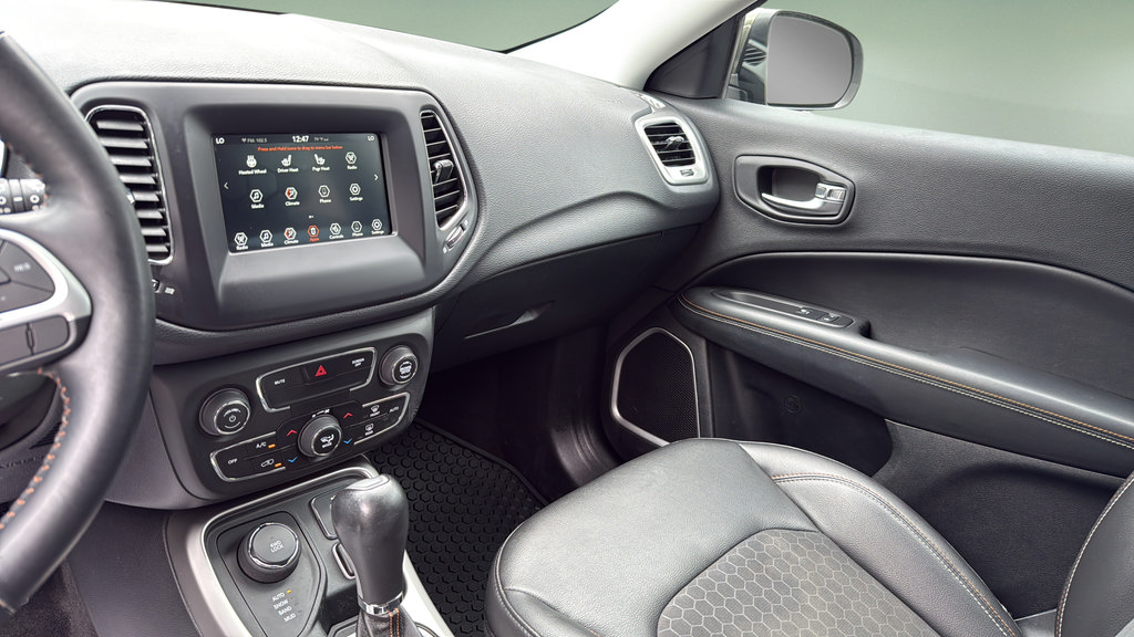 Used 2018 Jeep Compass Latitude w/ Popular Equipment Group AWD/4WD image 23