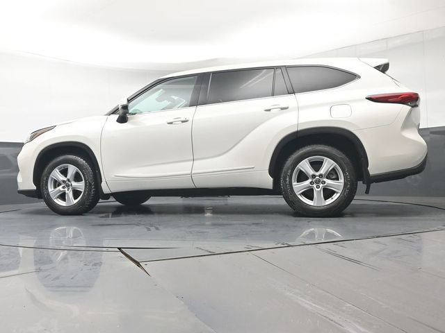 Used 2021 Toyota Highlander LE AWD/4WD image 30