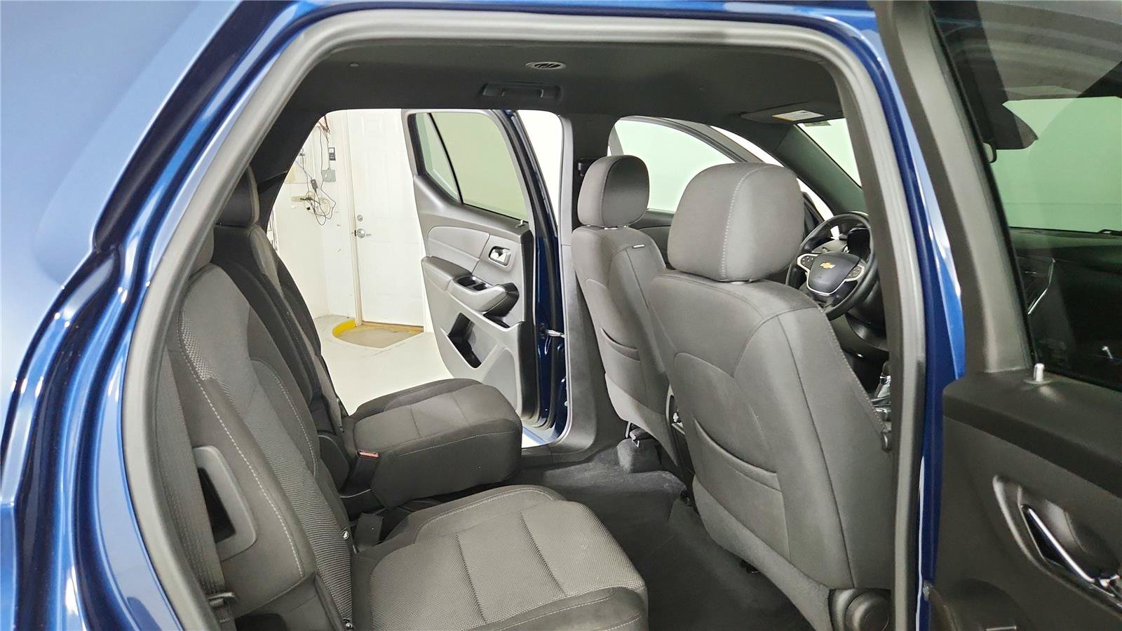 Used 2023 Chevrolet Traverse LT FWD image 19