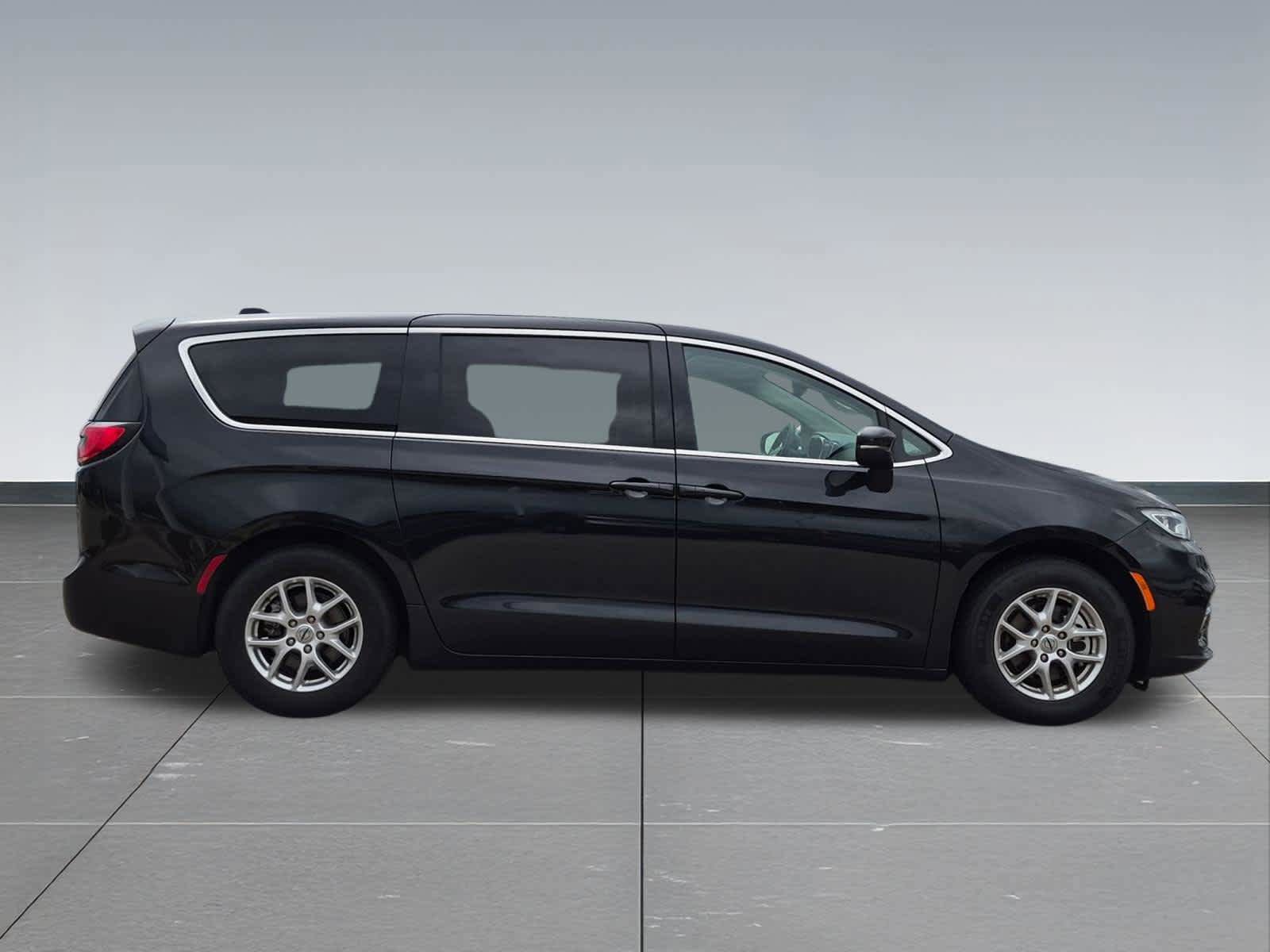 Used 2023 Chrysler Pacifica Touring-L FWD image 9