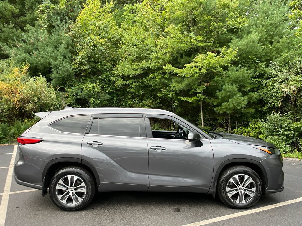 Used 2021 Toyota Highlander XLE AWD/4WD image 6