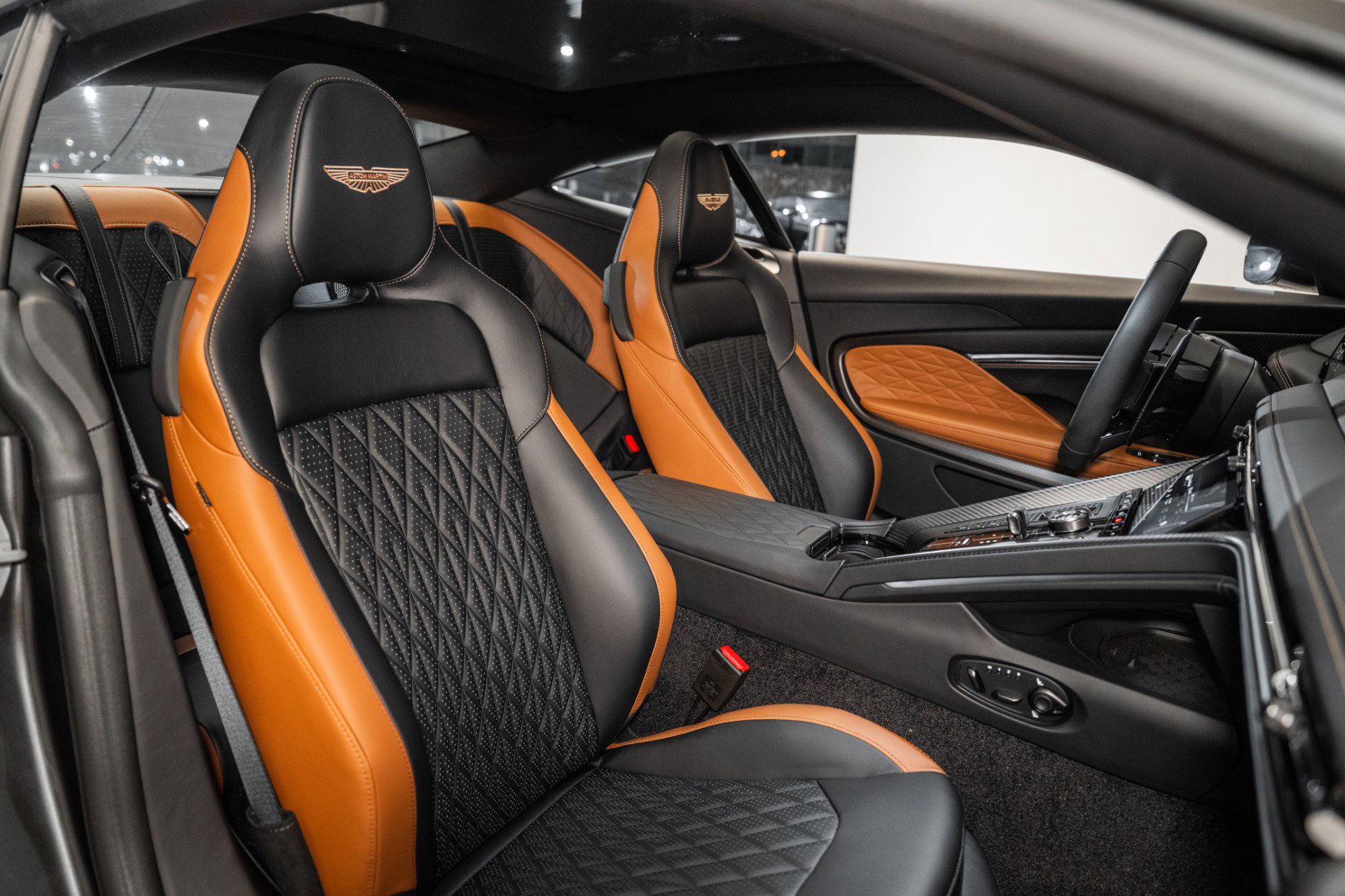 Used 2025 Aston Martin DB12 Coupe image 17