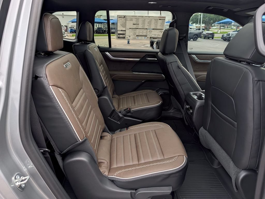 New 2026 GMC Acadia Denali Ultimate w/ LPO, Floor Liner Package AWD/4WD image 32