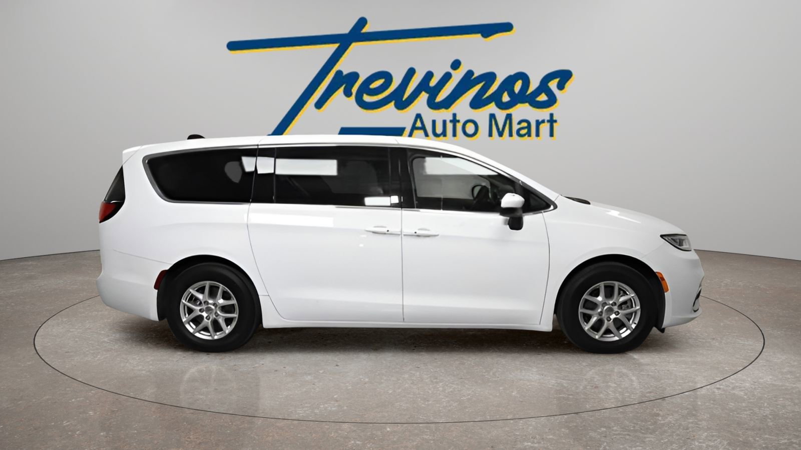 Used 2023 Chrysler Pacifica Touring-L image 5