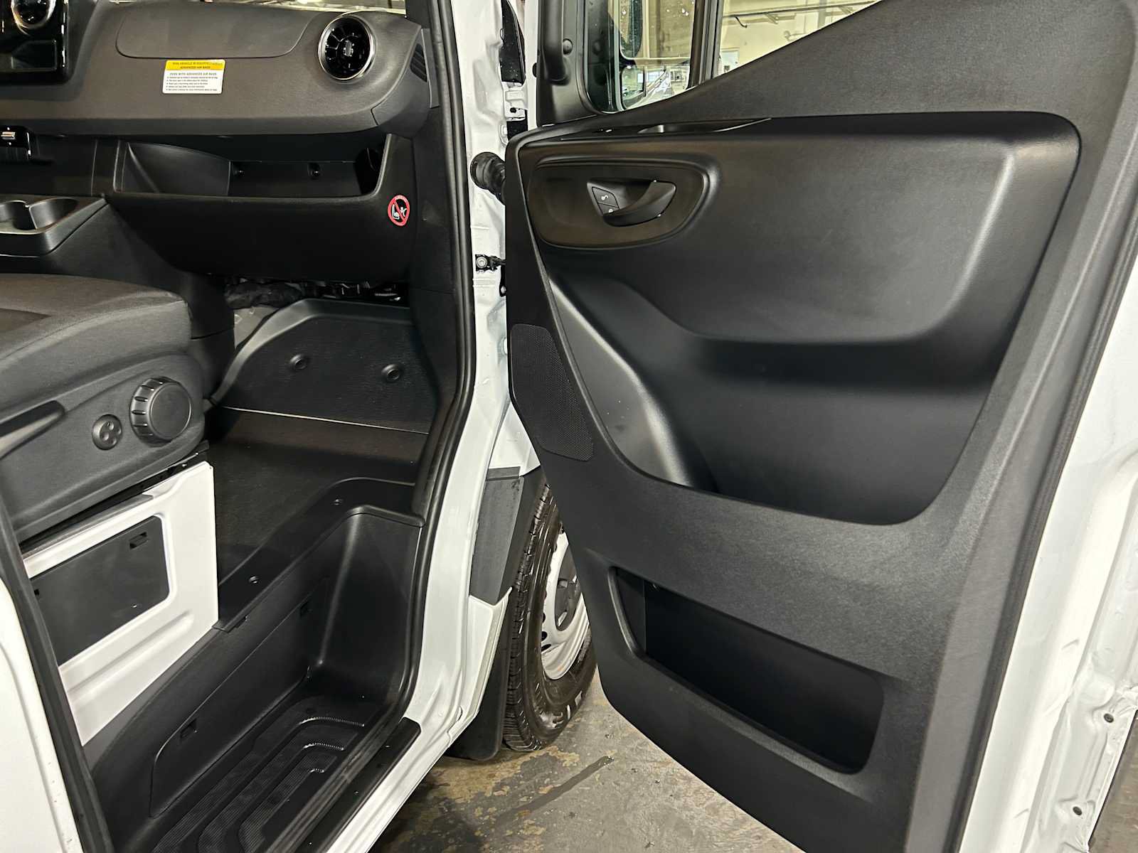 Used 2025 Mercedes-Benz Sprinter 2500 image 10