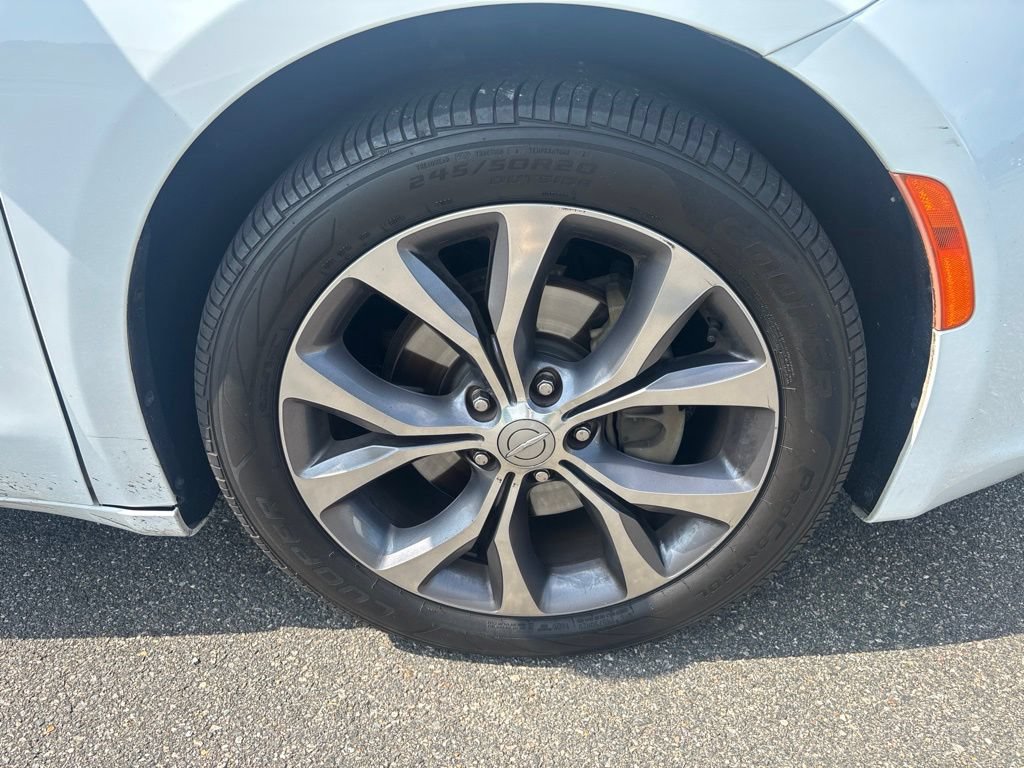 Used 2018 Chrysler Pacifica Limited w/ Tire & Wheel Group FWD image 9