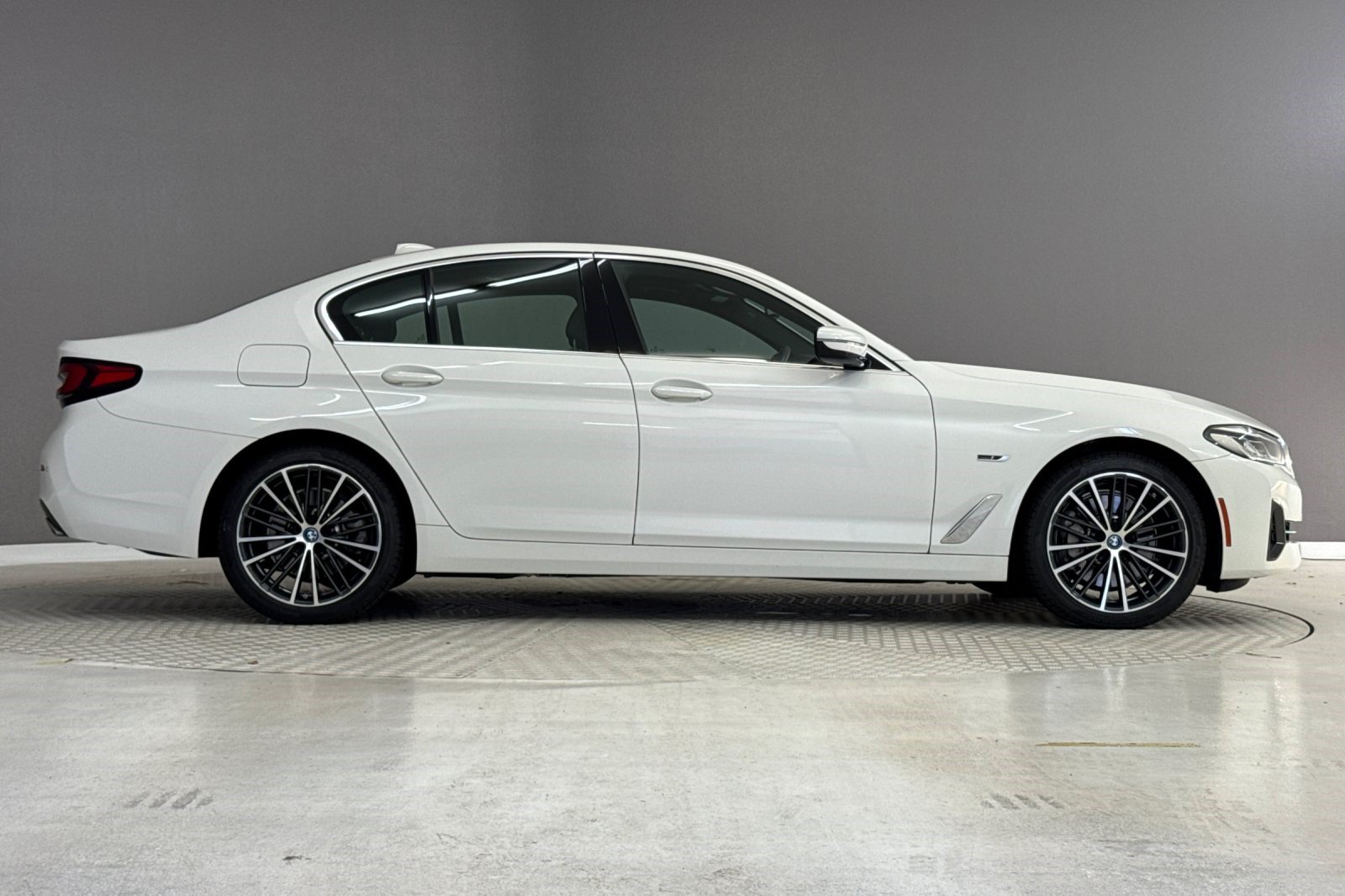 Certified 2023 BMW 530e w/ Convenience Package RWD image 8